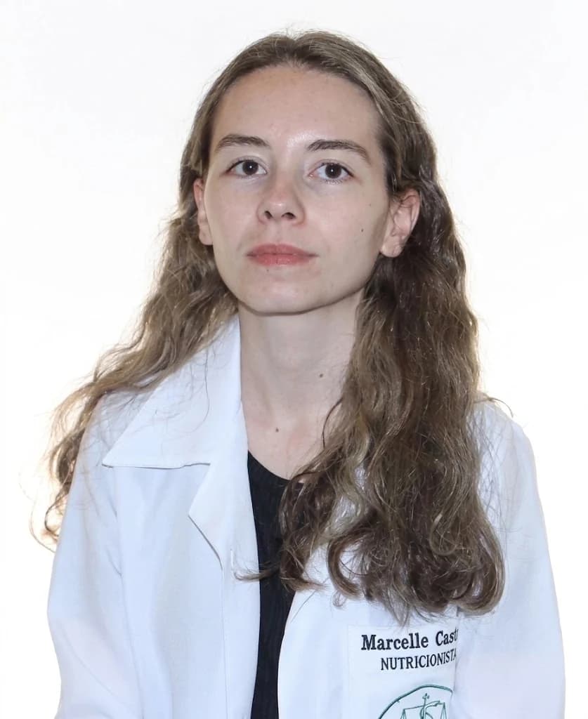 Marcelle Cardoso em enquadramento aproximado, olhando para a câmera.